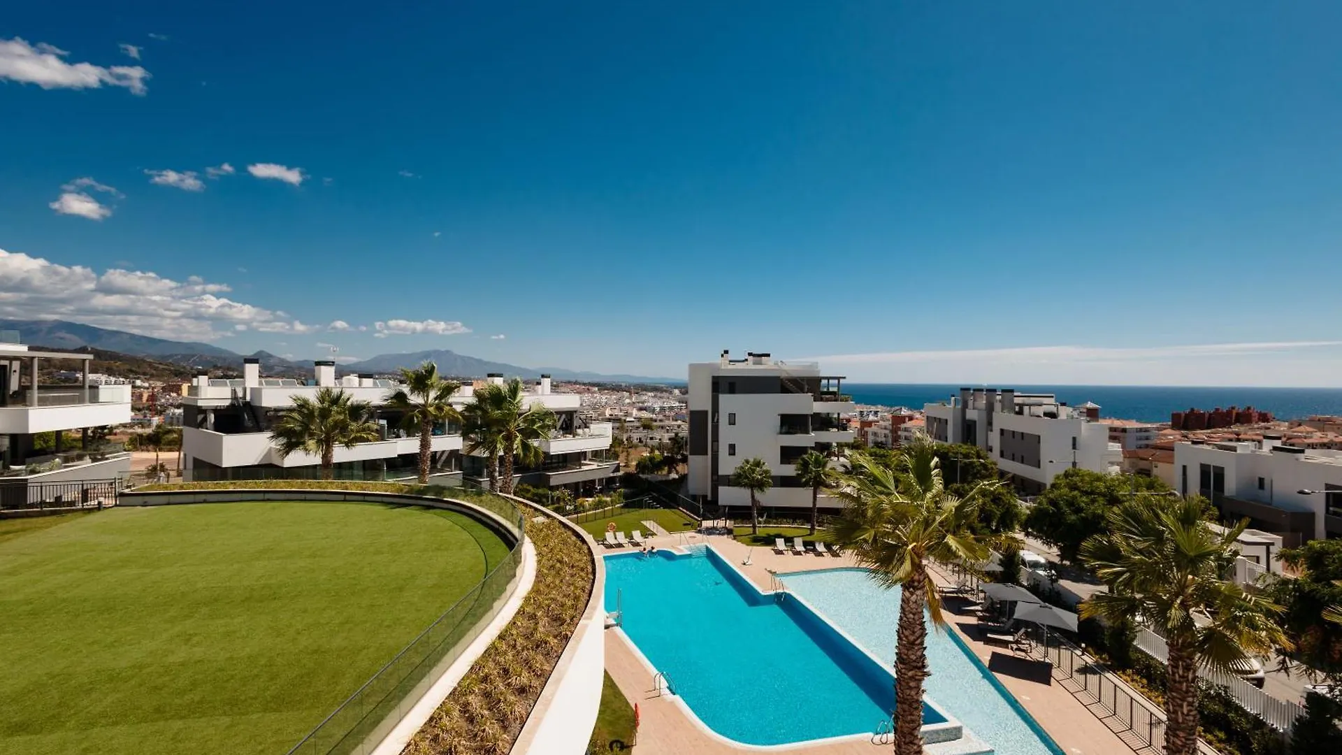 Luxurious 2 Bedroom Apartment Close To The Beach In Estepona Spain