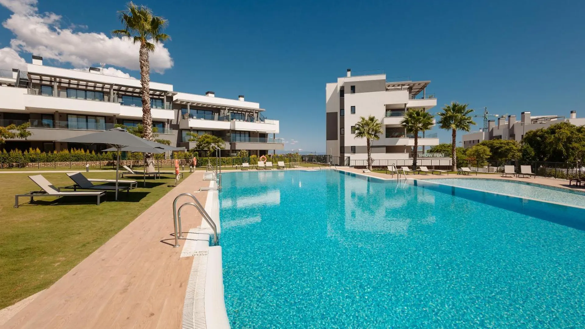 Luxurious 2 Bedroom Apartment Close To The Beach In Estepona