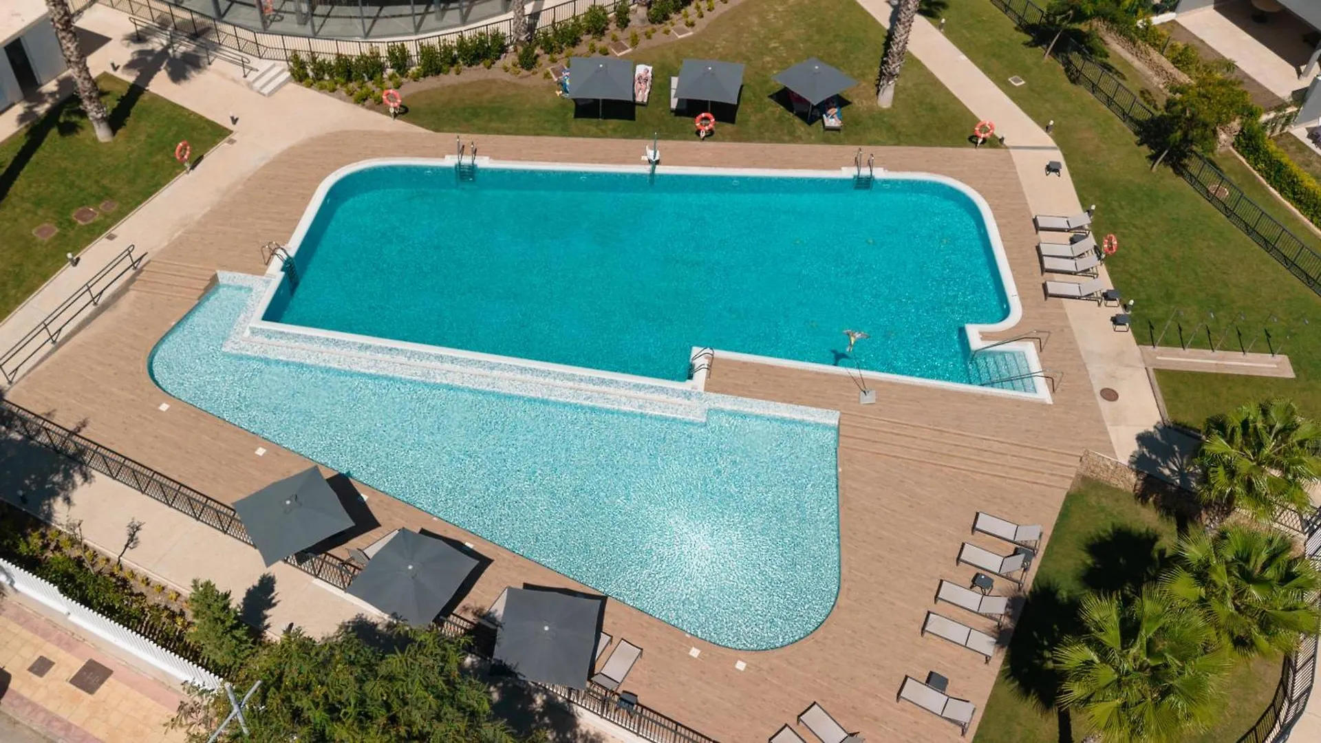 Luxurious 2 Bedroom Apartment Close To The Beach In Estepona