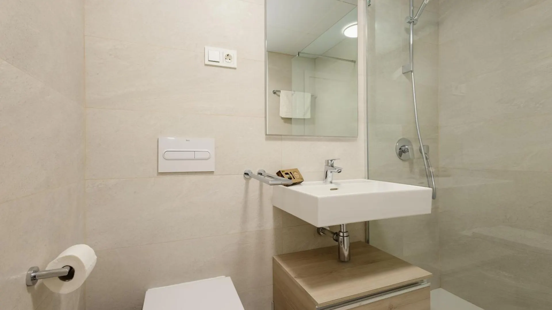 Luxurious 2 Bedroom Apartment Close To The Beach In Estepona