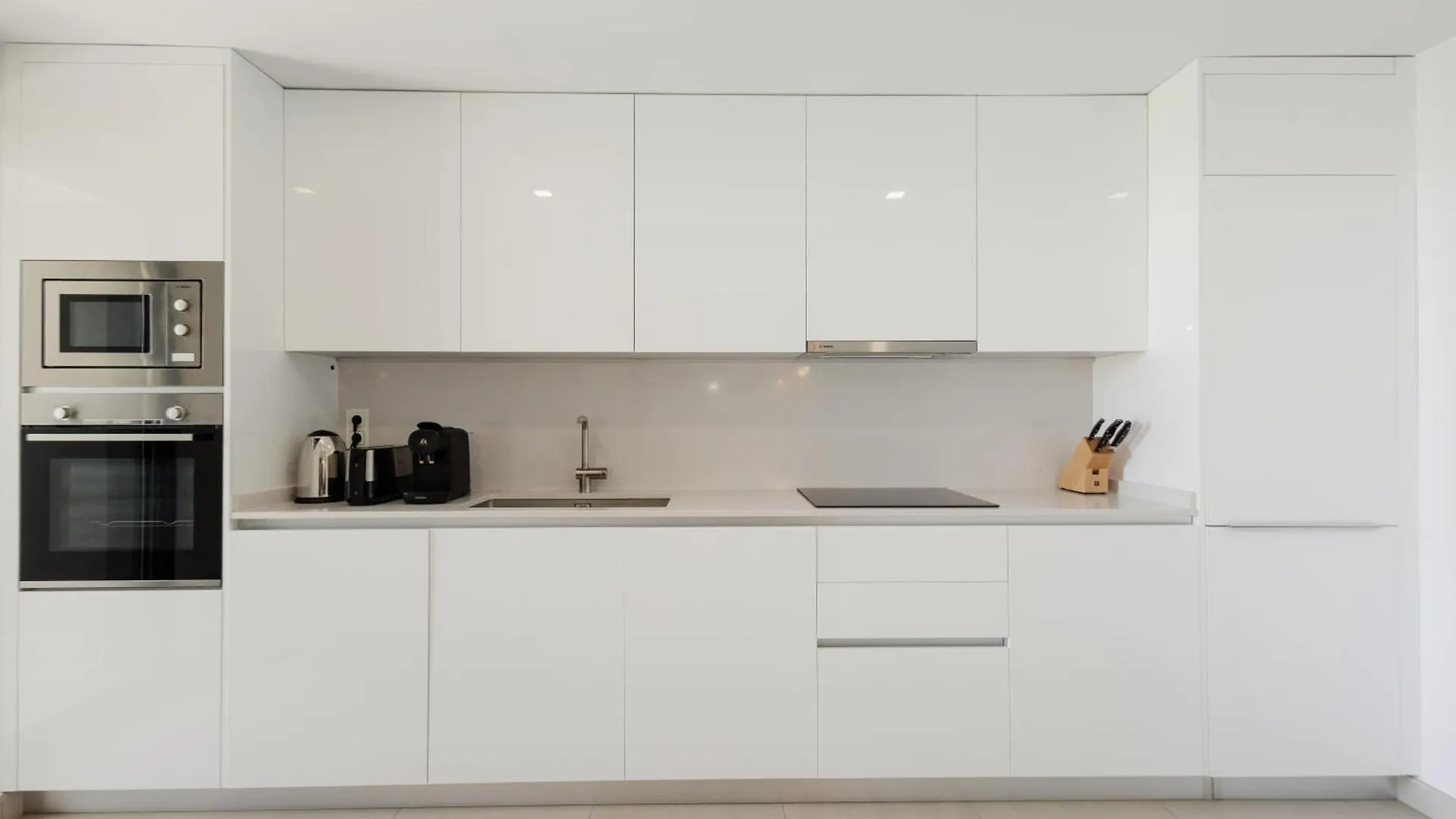Luxurious 2 Bedroom Apartment Close To The Beach In Estepona
