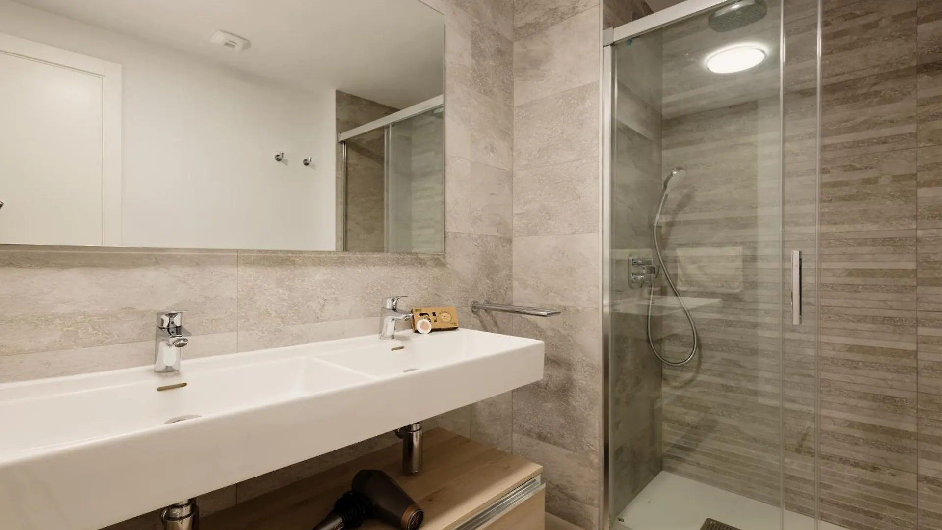 Luxurious 2 Bedroom Apartment Close To The Beach In Estepona