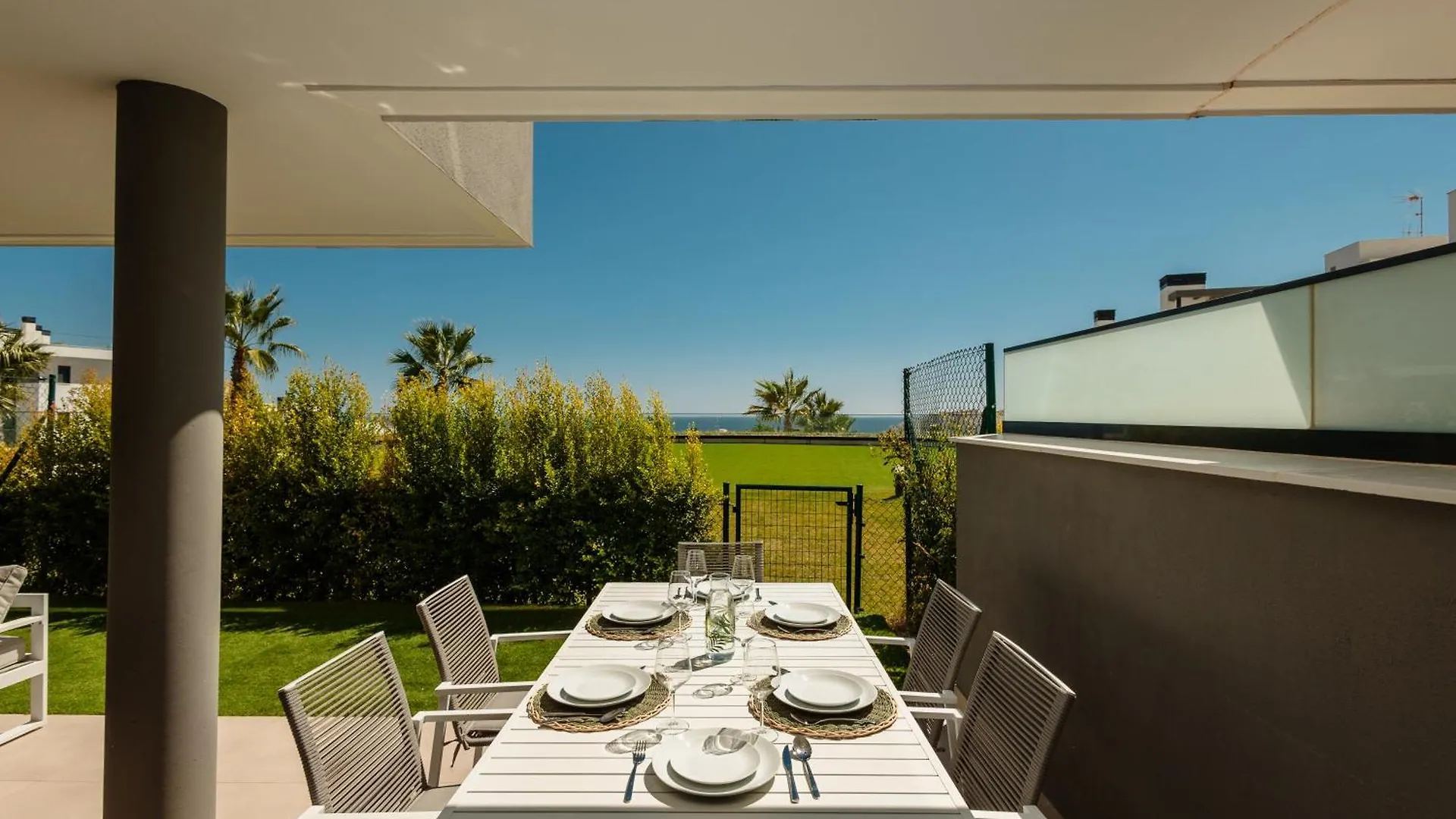 Luxurious 2 Bedroom Apartment Close To The Beach In Estepona