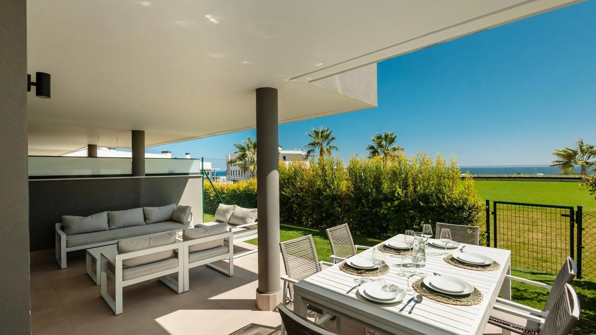 Luxurious 2 Bedroom Apartment Close To The Beach In Estepona